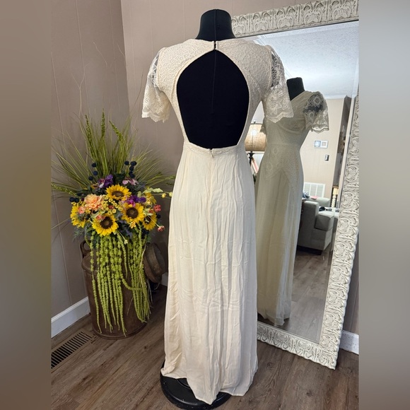 Soieblu • Short Sleeve V-Neck Mixed Lace Sheath Dress - Picture 10 of 16